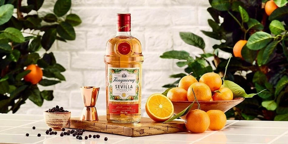 Tanqueray Flor de Sevilla Gin FL 70 51342 by TANQUERAY color Svart