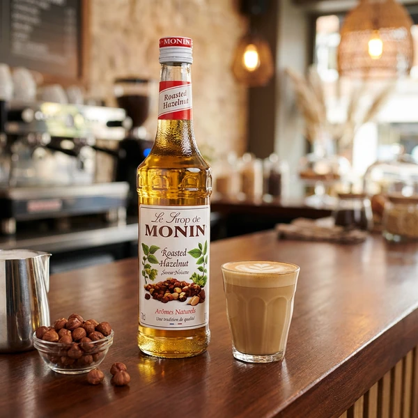 Monin Syrup Roasted Hazelnut / Geröstete Haselnuss FL 70 61199 by MONIN color Svart