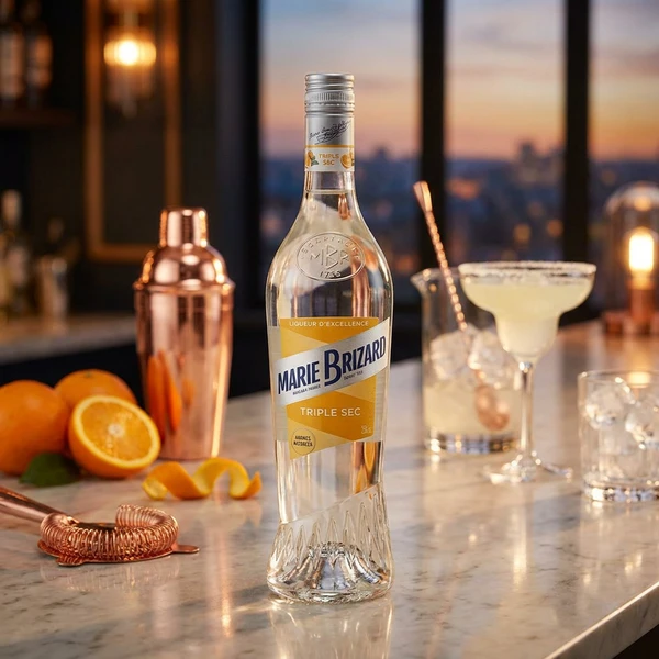 Marie Brizard Liqueur Triple Sec 70 cl 63422 by MARIEBRIZA color Svart