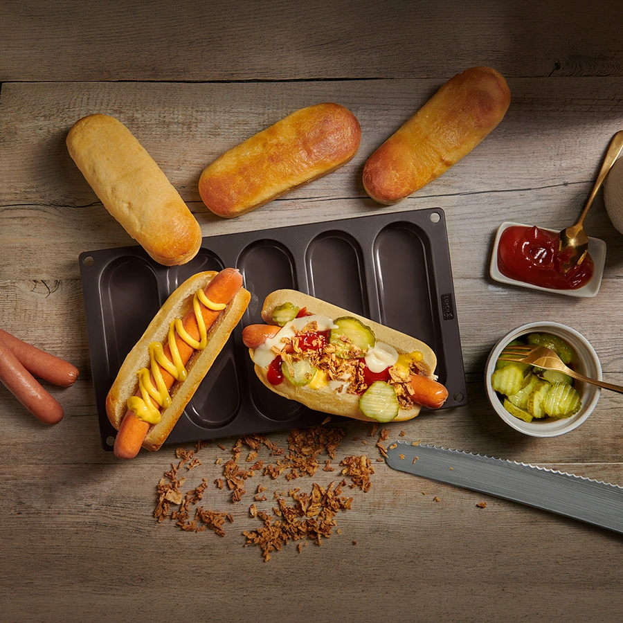 Lurch Hotdog-Brötchen Backform aus Silikon 30x16 cm 5 Stück LU85093 by LURch color Svart