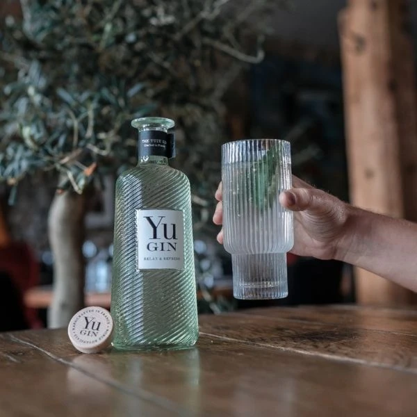 YU GIN 43% 0,7L 09-001  color Svart