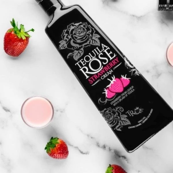 Tequila Rose Strawberry Cream 15% 0,7L 09-140358  color Svart