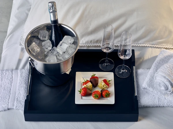 Stabiles Butlertablett Schwarz mit Metallgriffen 45 x 33 cm BTM4533BK by Genware color Svart