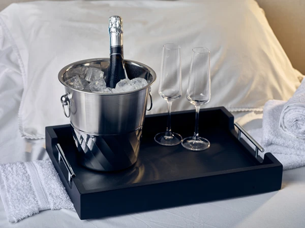 Stabiles Butlertablett Schwarz mit Metallgriffen 45 x 33 cm BTM4533BK by Genware color Svart