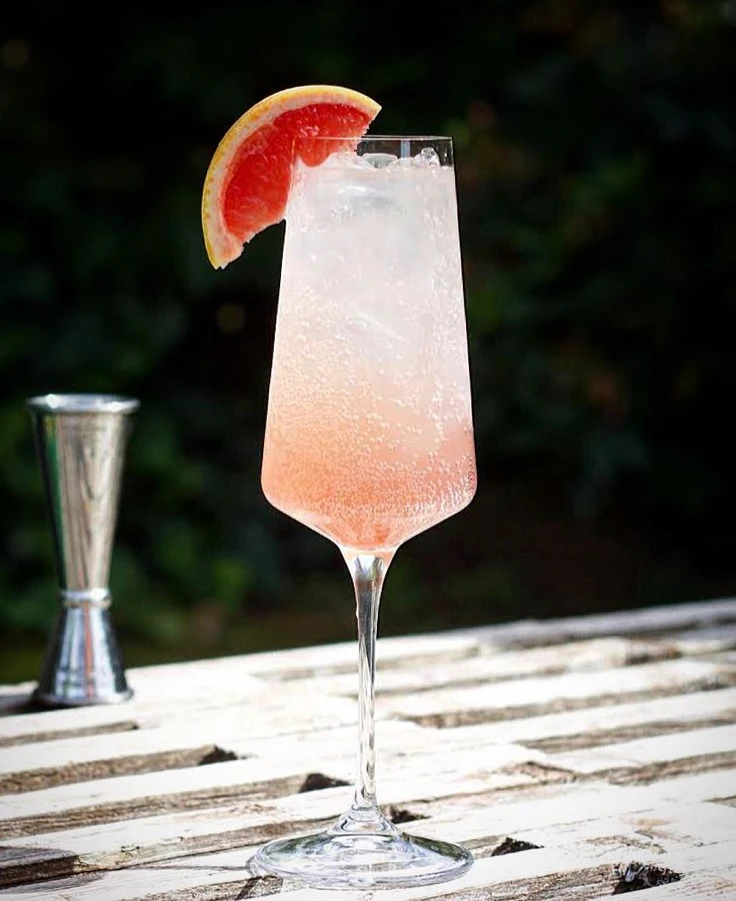 Erleben Sie Breezy Rainbow: Einen Erfrischenden Vodka-Cocktail Mit Einem Hauch von Mystik