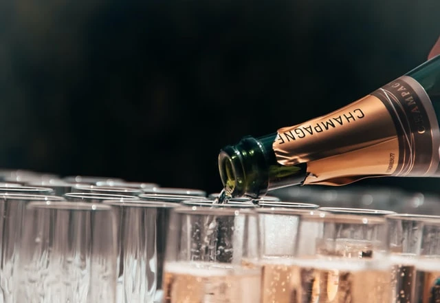 Das Glas für festliche Anlässe – erweitern Sie Ihr Wissen über Champagnergläser