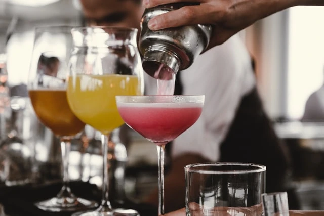 7 Bar-Begriffe, die Sie kennen sollten – aktualisieren Sie Ihre Fähigkeiten hinter der Bar