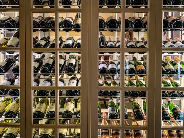Deshalb sollten Sie sich für einen Weinkühlschrank mit 2 Kühlzonen entscheiden 