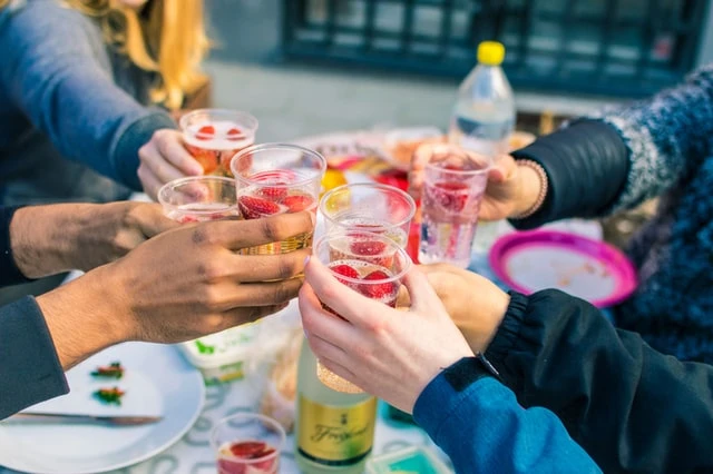 Laden Sie zum Sommerfest ein - Tischdekoration, Gesellschaftsspiele und Sommergetränke