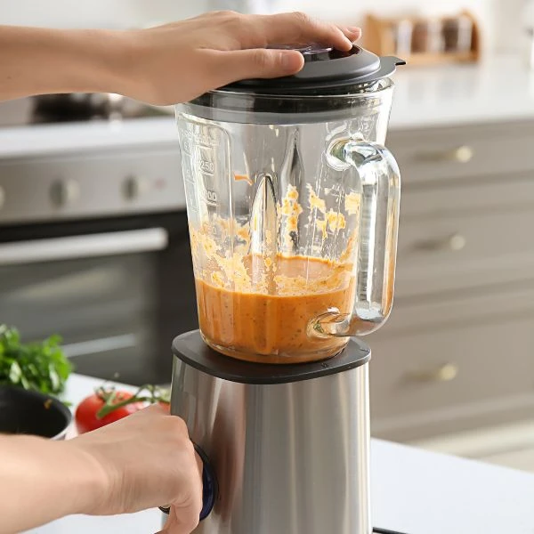 Ein Mixer kann auch verwendet werden, um Suppe zu machen