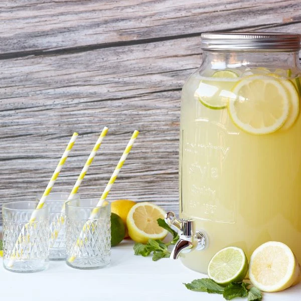 ein schöner Kilner-Spender mit Limonade