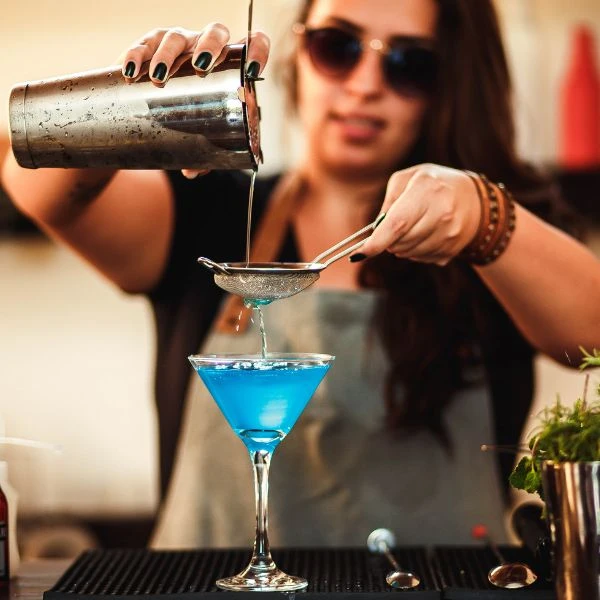 Barkeeper, der mixt