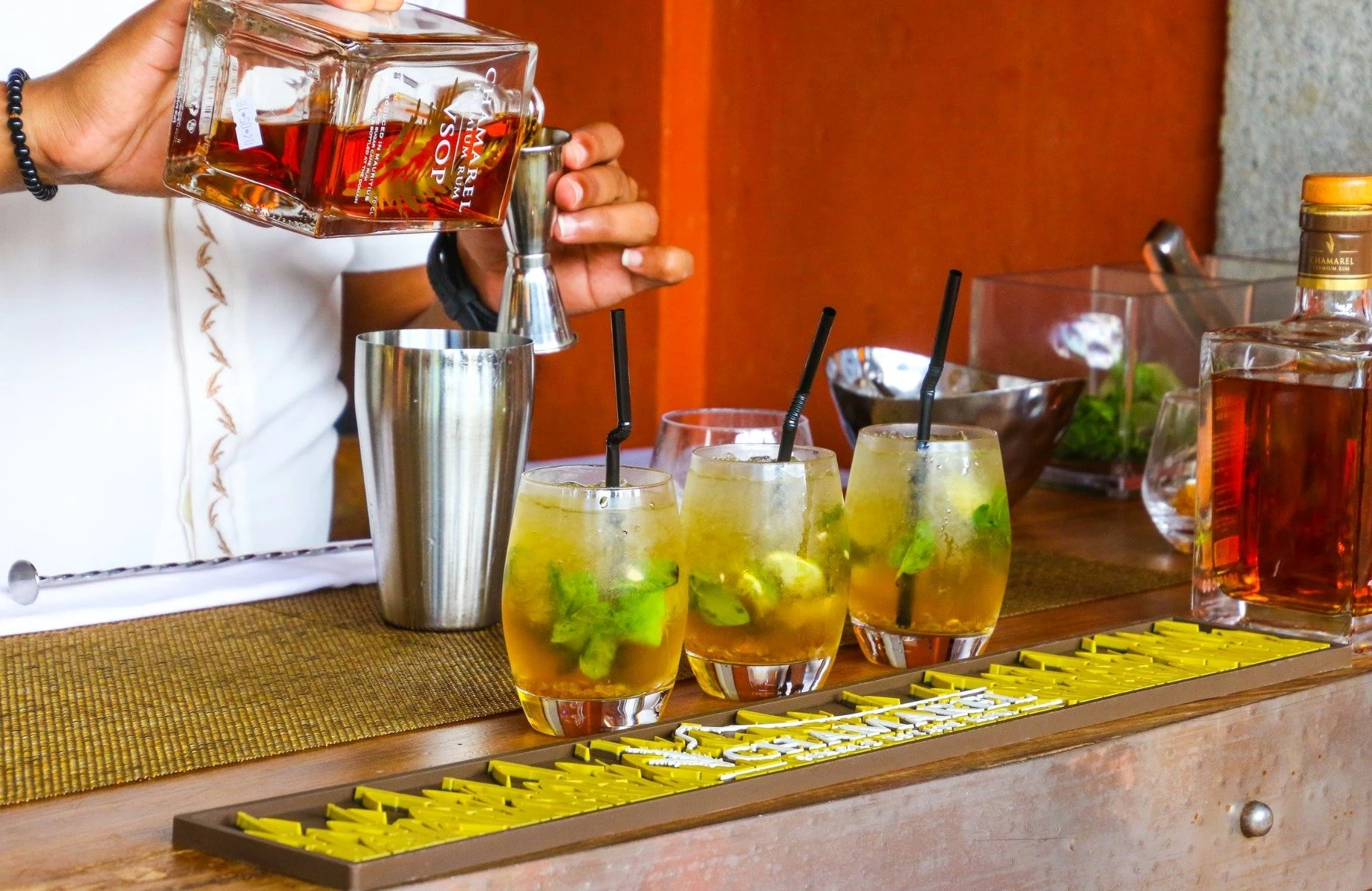 Ein Barkeeper mixt einen Dark 'n' Stormy