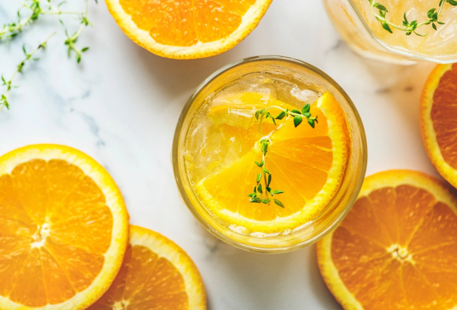 Bild von Orangen in einem Glas