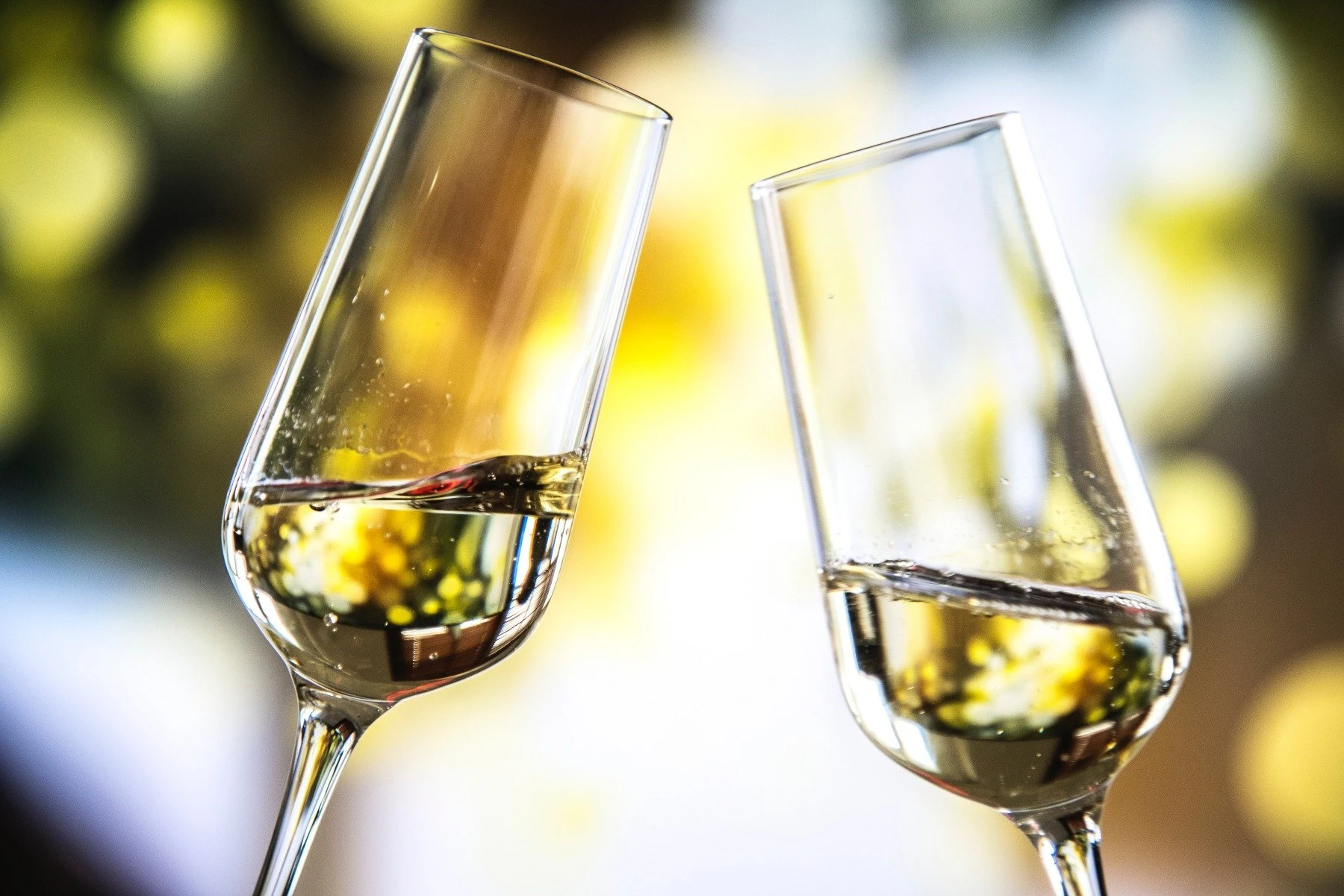 Zwei Champagnergläser mit Inhalt