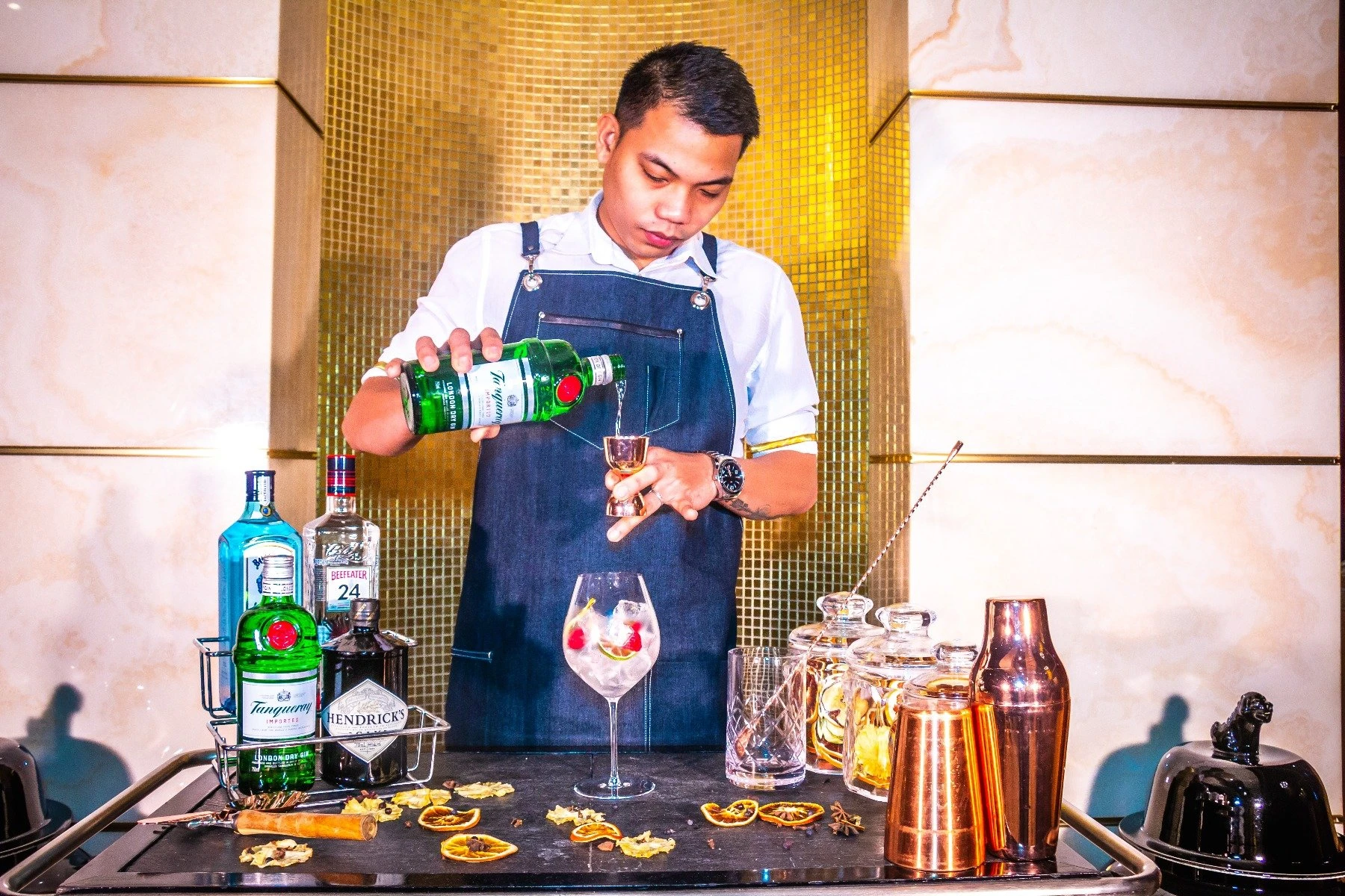 Bartender, der Gin mixt