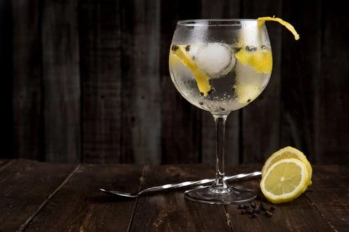 Ein Beispiel für einen Gin and Tonic