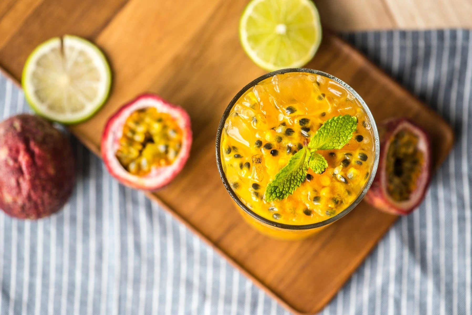 Ein Gin-Drink mit Passionsfrucht