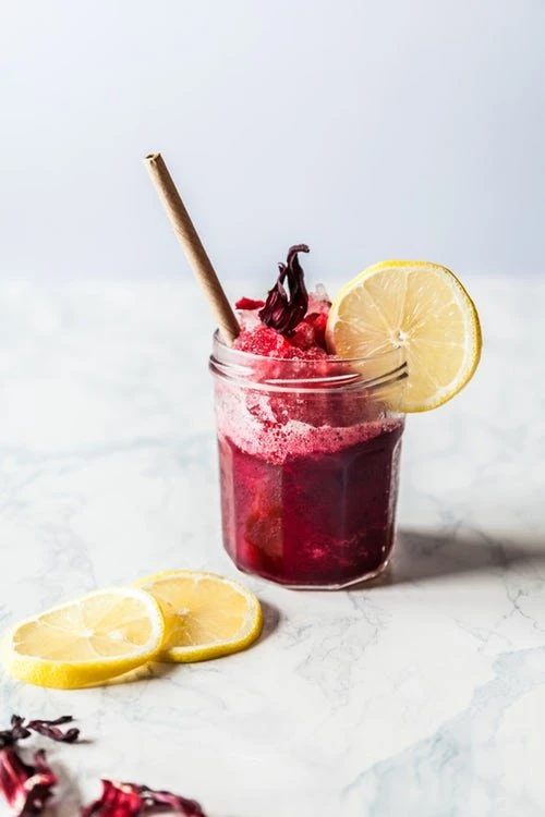 Leckerer roter Rübensmoothie mit Zitrone